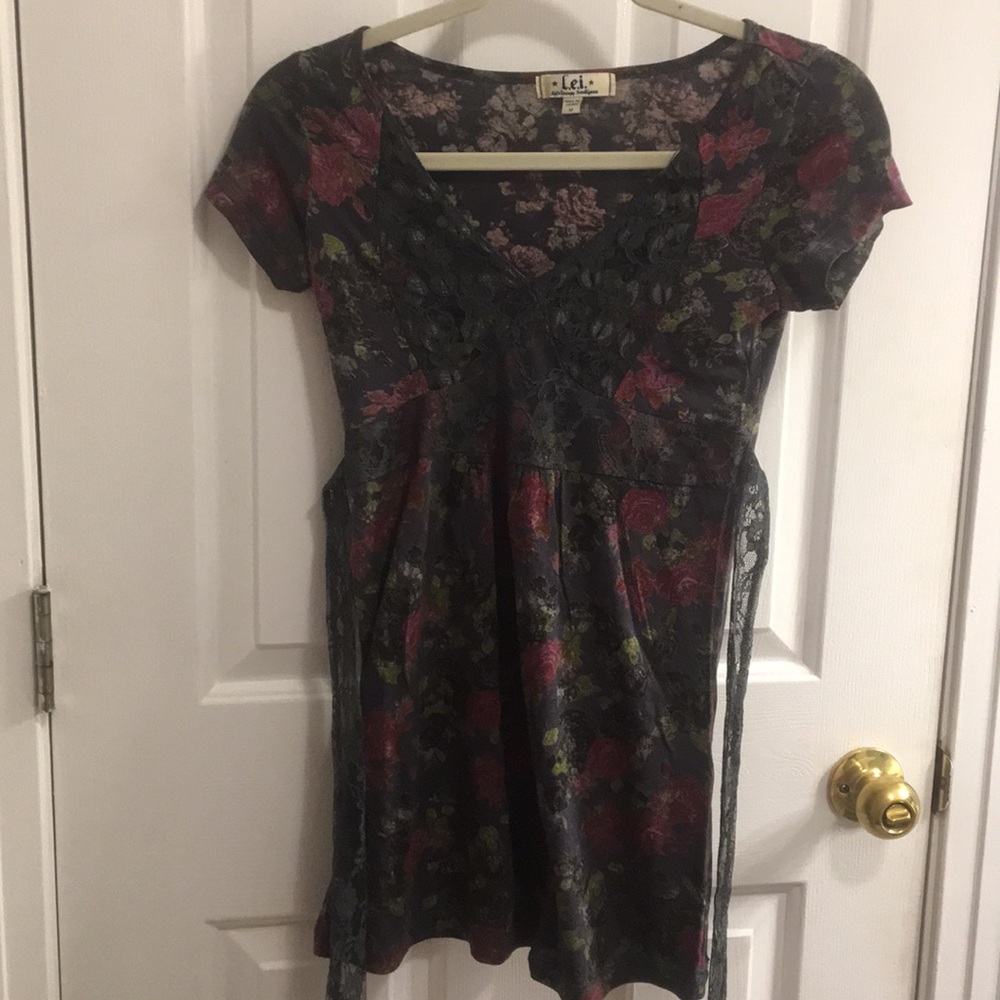 Floral lace detail top